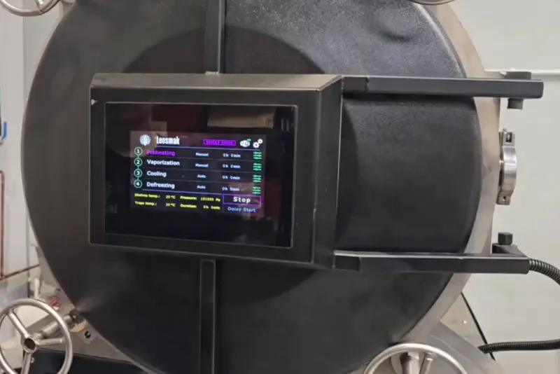 Controlador de liofilizador ejecutando un programa específico para golosinas, con cuatro etapas: precalentamiento, vaporización, enfriamiento y descongelación