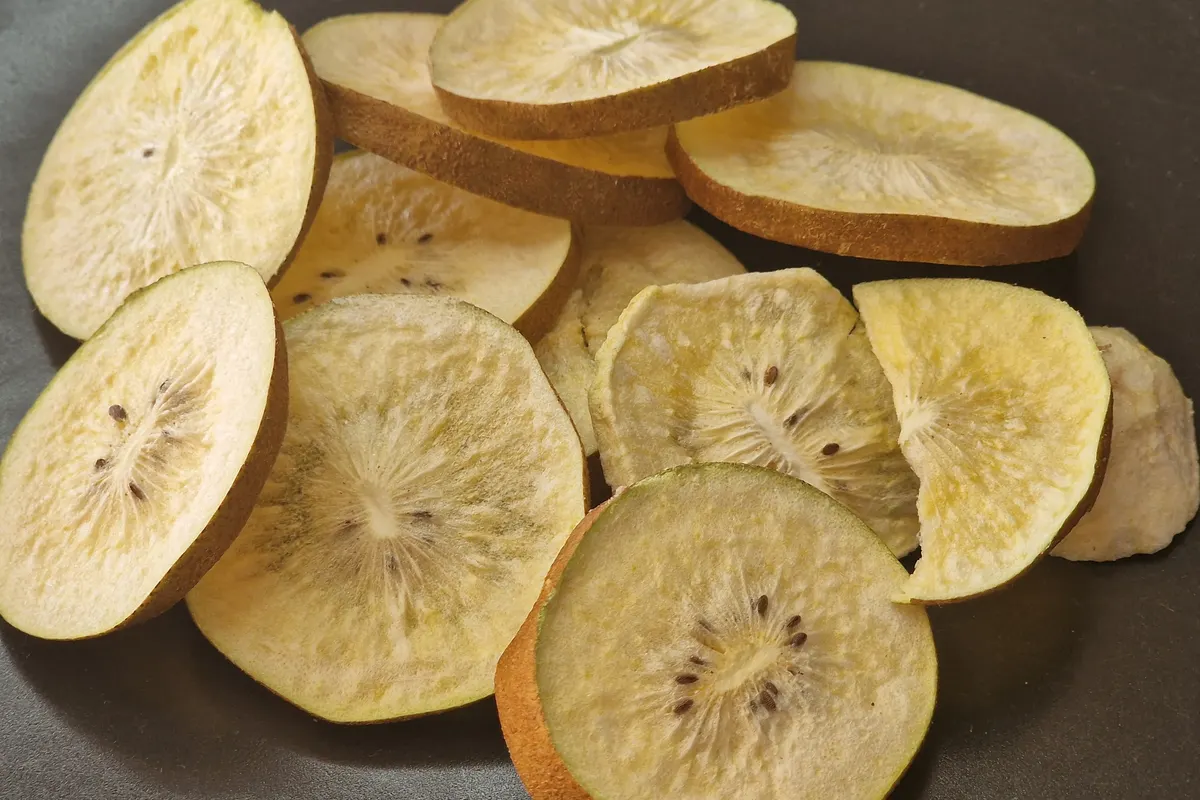 Rodajas de kiwi liofilizado con piel, con las semillas y la estructura del corazón intactas