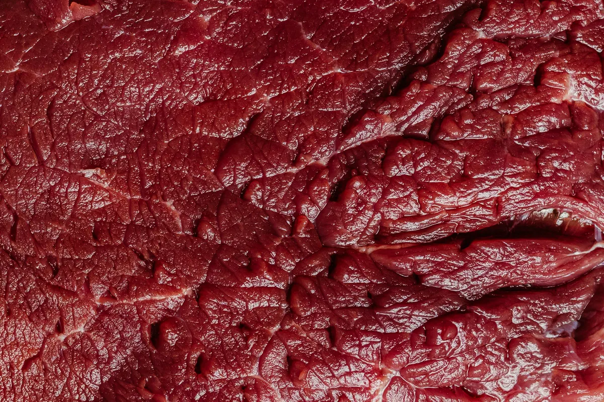 Primer plano de carne de vacuno cruda mostrando su veteado antes de la liofilización